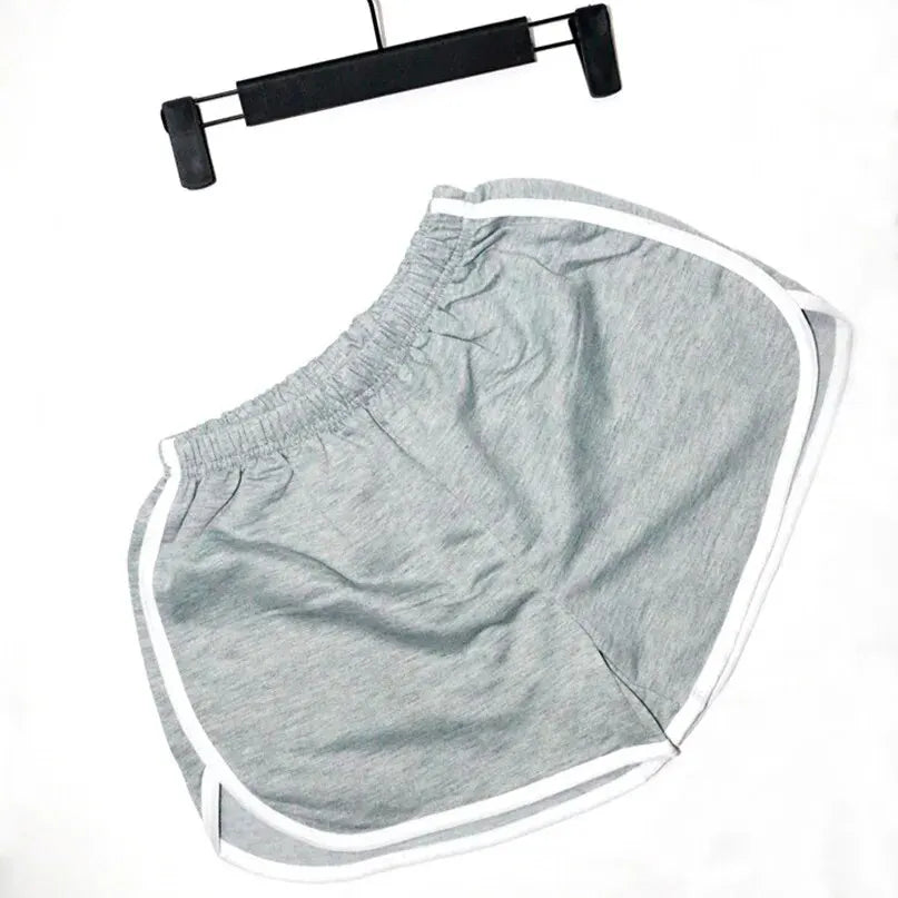Move freely in style ✨
Quick-dry elastic shorts made for workouts, runs & everyday comfort. 🤍
