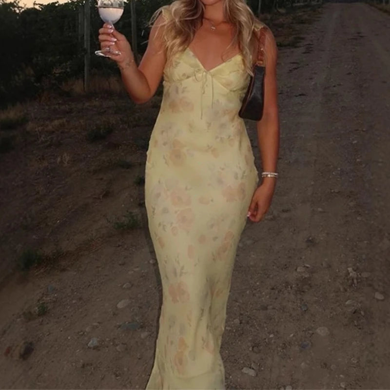 Summer Bloom Dress ☀️🌸
A backless floral mini dress made for beach days, sunsets & dreamy vacations.