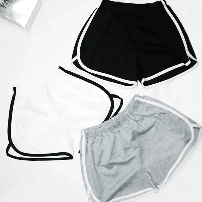 Move freely in style ✨
Quick-dry elastic shorts made for workouts, runs & everyday comfort. 🤍