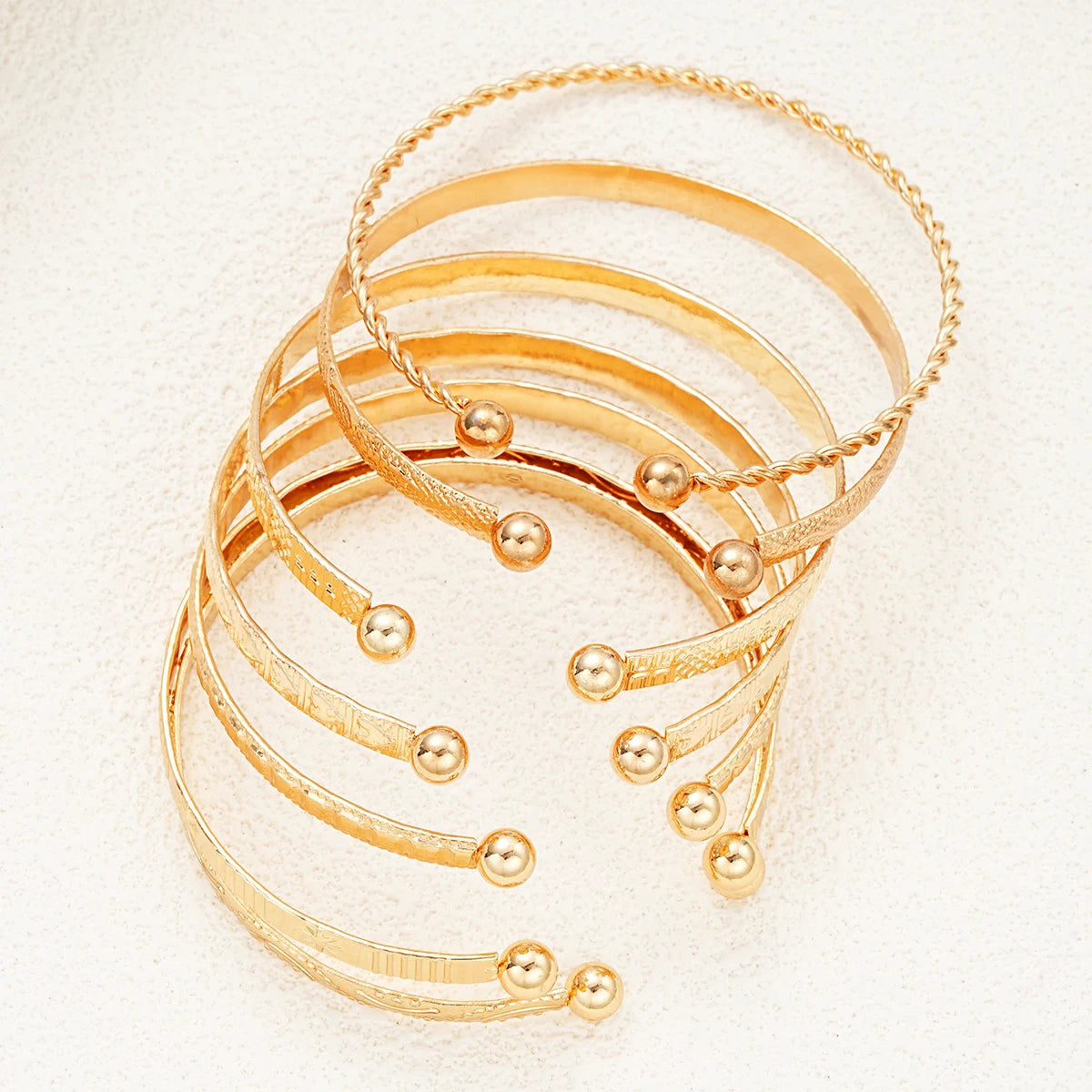 7-Piece Punk Gold Bracelet Set ✨
Bold heart-print bangles with edgy streetwear vibes. 💛