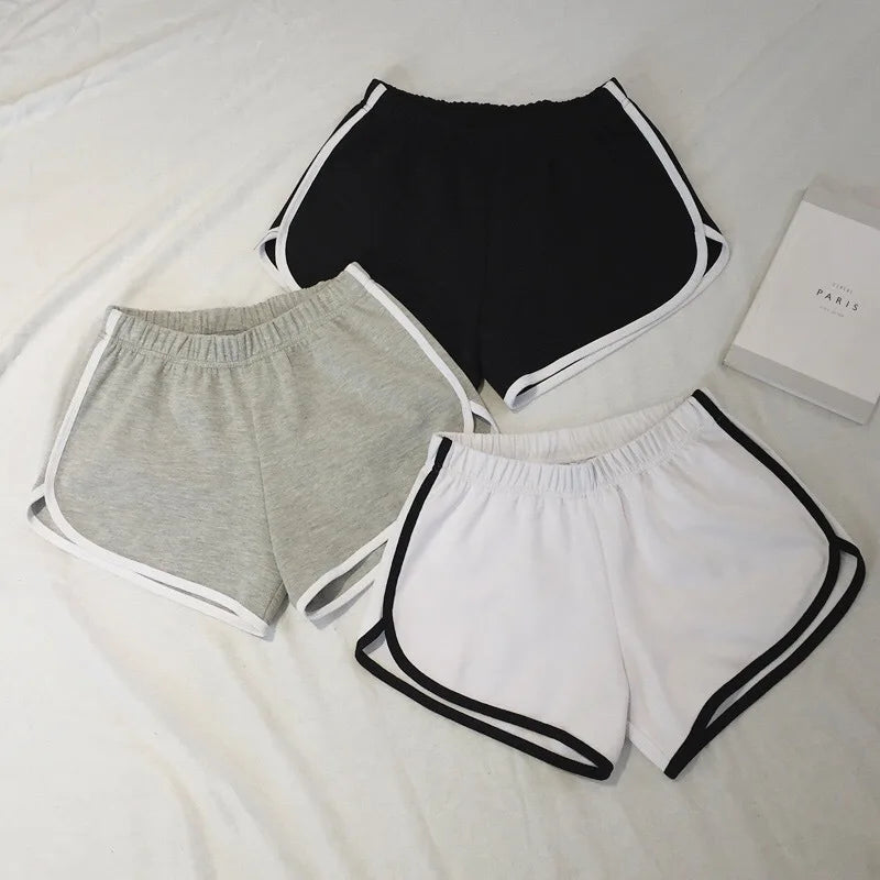 Move freely in style ✨
Quick-dry elastic shorts made for workouts, runs & everyday comfort. 🤍